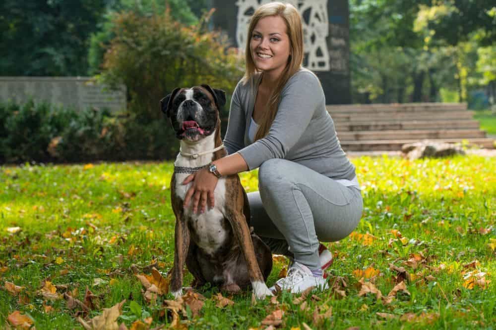 Frau mit Boxer