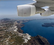 Flugzeug im Landeanflug  Santorin